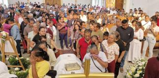 Duelo y sorpresa en la despedida del sacerdote asesinado en Guerrero
