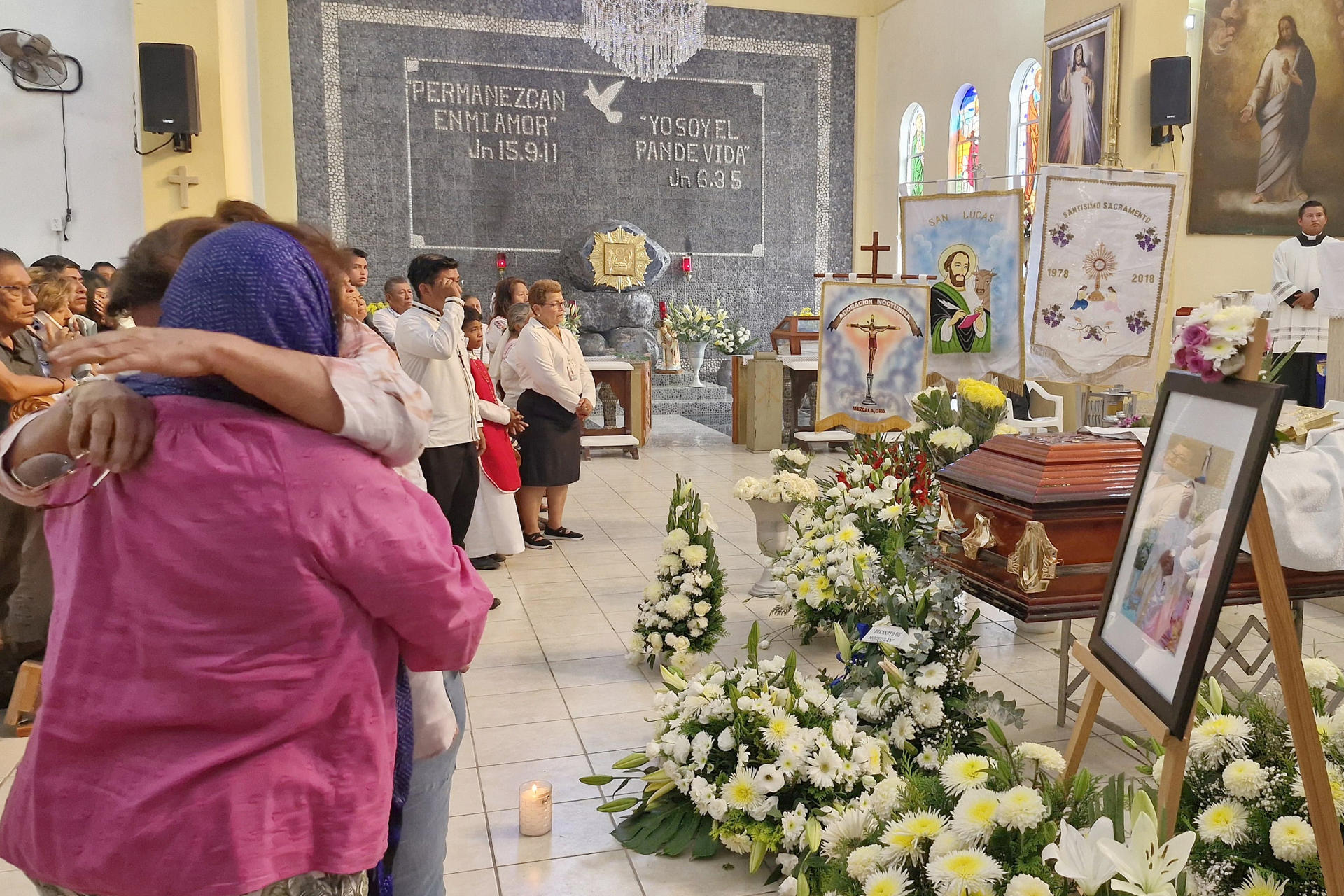 Duelo y sorpresa en la despedida del sacerdote asesinado en Guerrero
