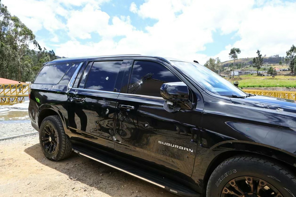 Presidente de Ecuador sale ileso de ataque a balazos a su vehículo