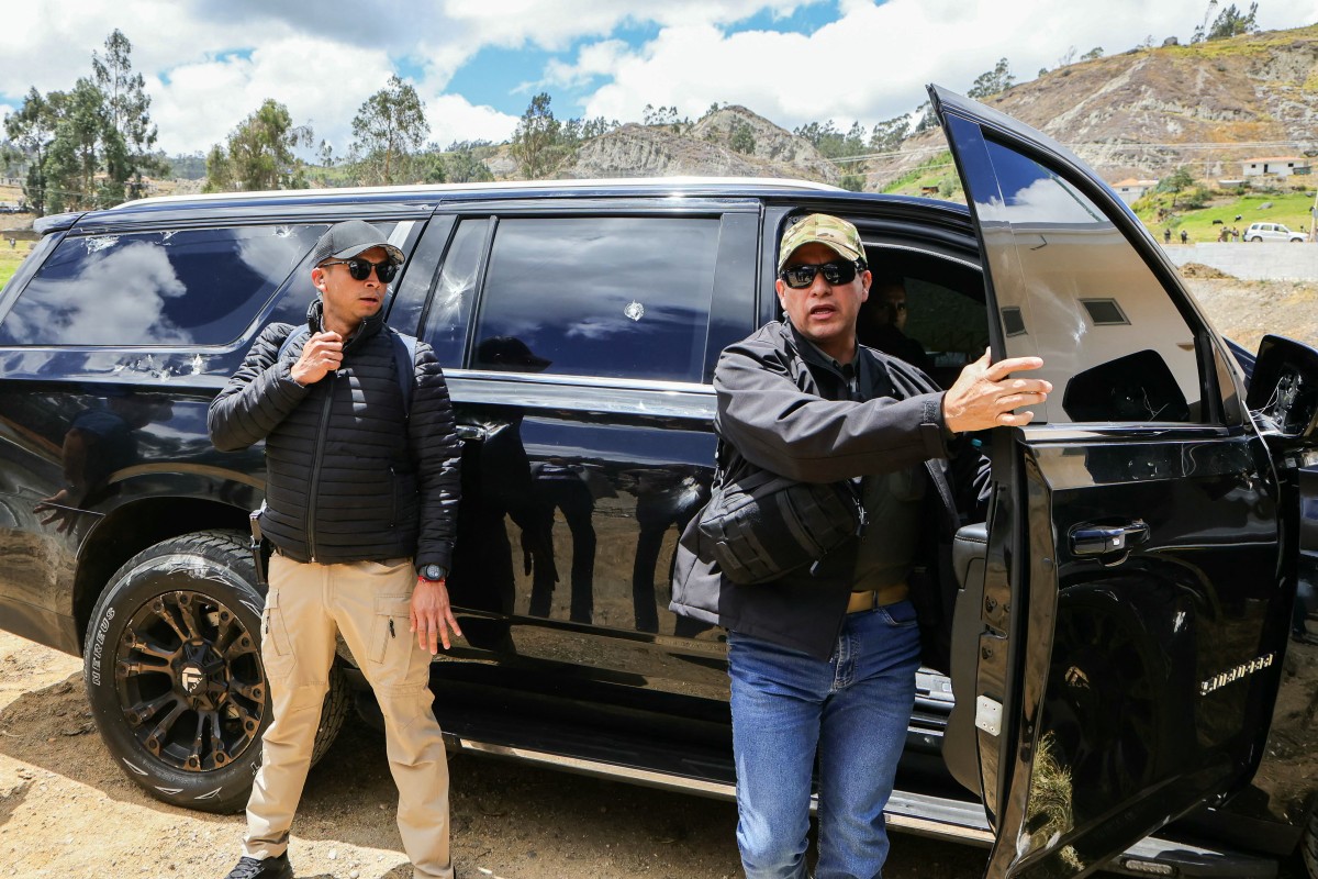 Presidente de Ecuador sale ileso de ataque a balazos a su vehículo