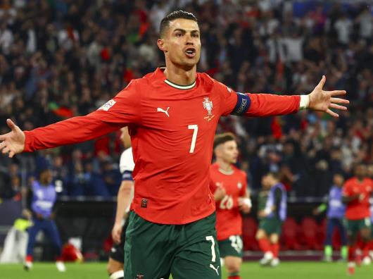 Cristiano Ronaldo, primer jugador de fútbol milmillonario