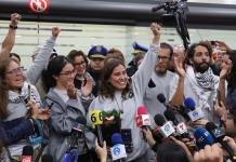 Los seis mexicanos de la flotilla detenidos por Israel aterrizan en Ciudad de México