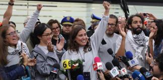 Los seis mexicanos de la flotilla detenidos por Israel aterrizan en Ciudad de México