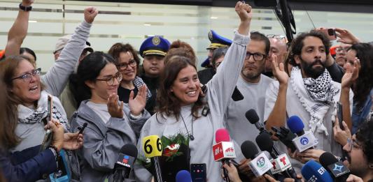 Los seis mexicanos de la flotilla detenidos por Israel aterrizan en Ciudad de México