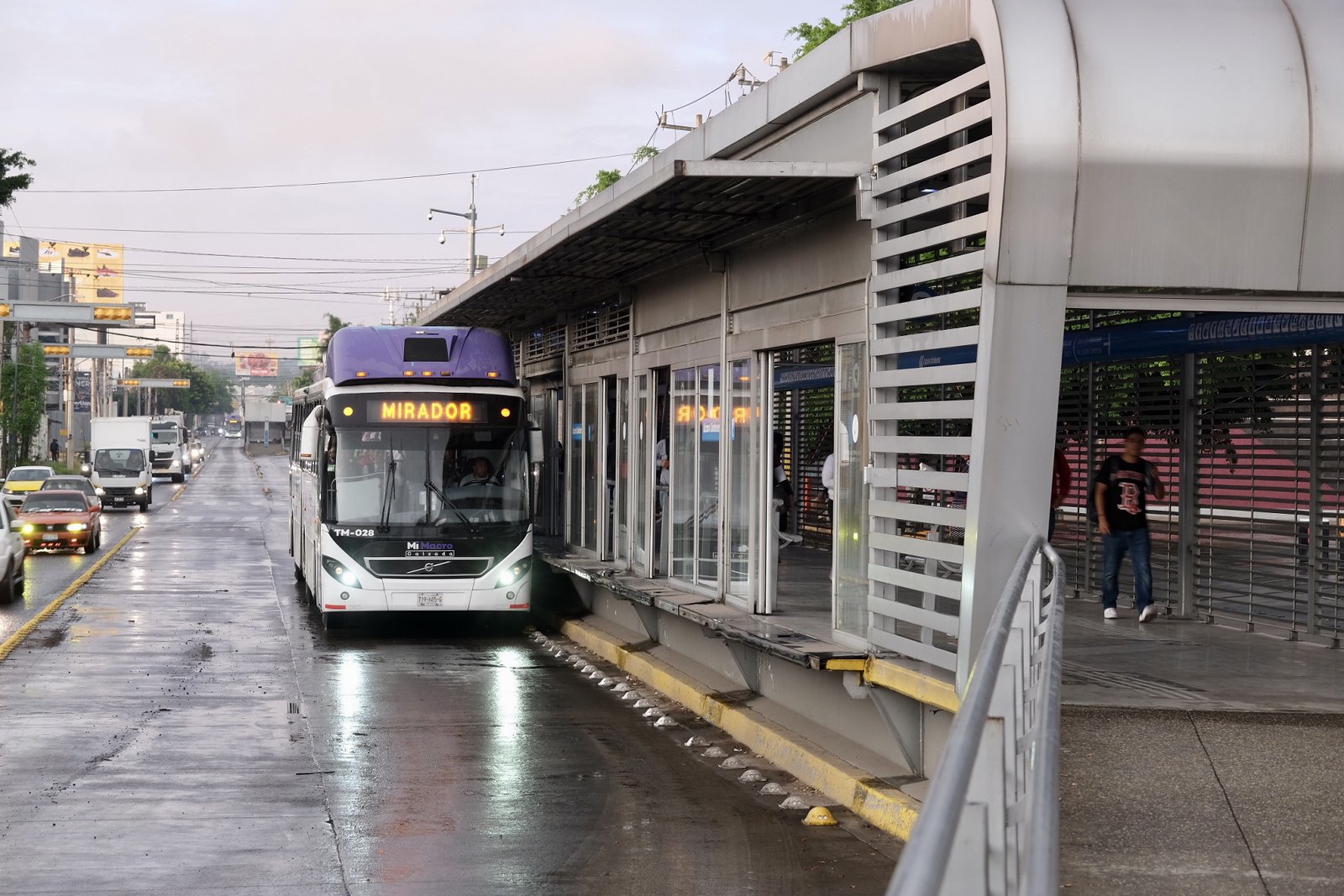 Tras ser exhibido, el SITEUR modifica reglamento del Macrobús y permitirá ingreso con carriolas