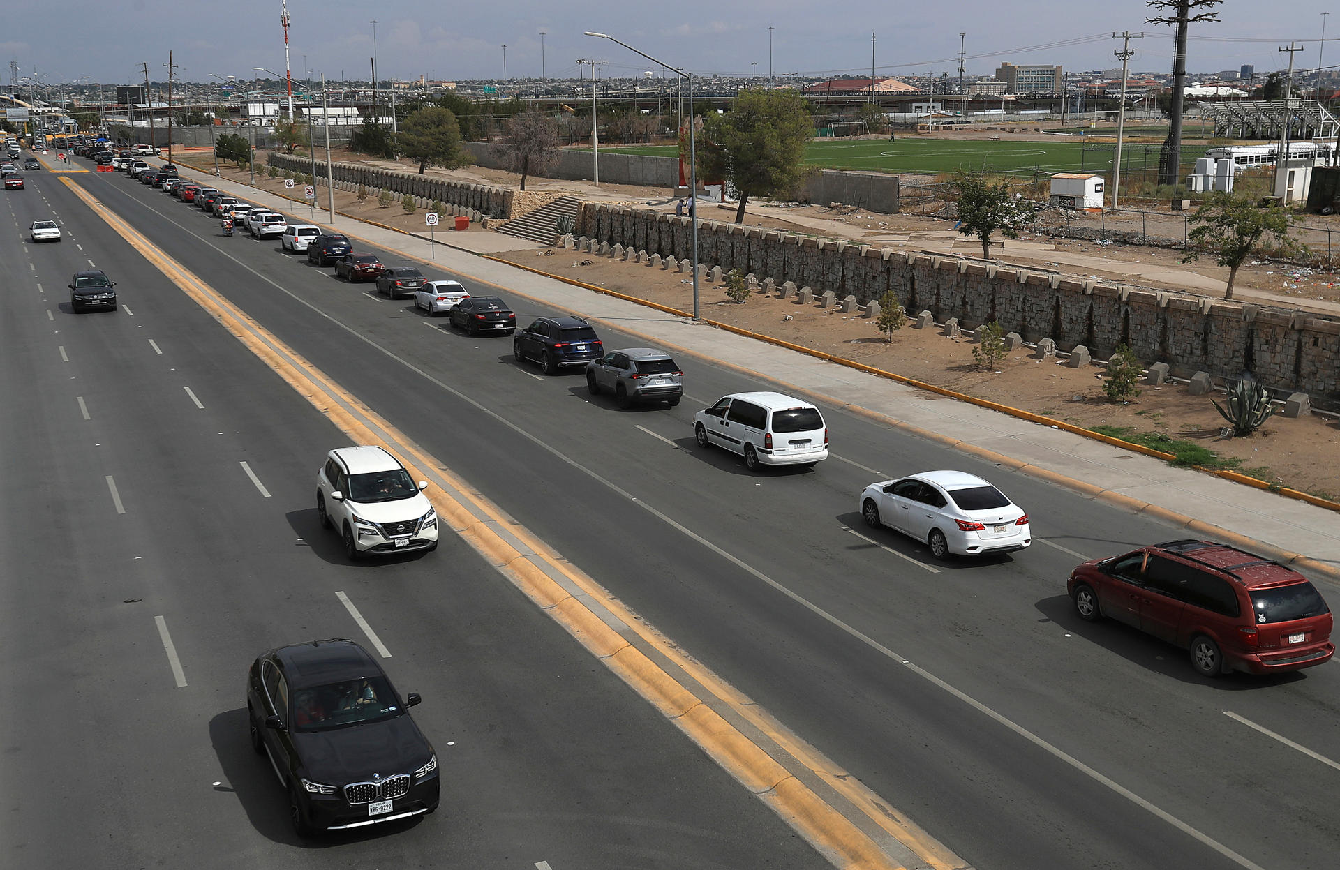 Largas filas en cruces fronterizos de norte de México por cierre de gobierno en EEUU Largas filas en cruces fronterizos de norte de México por cierre de gobierno en EEUU