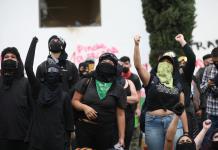 Un grupo de jóvenes encapuchados se toman una escuela de la UNAM en Ciudad de México