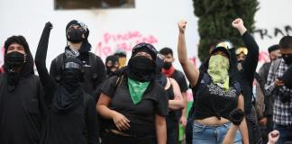 Un grupo de jóvenes encapuchados se toman una escuela de la UNAM en Ciudad de México