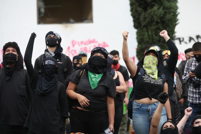 Un grupo de jóvenes encapuchados se toman una escuela de la UNAM en Ciudad de México Un grupo de jóvenes encapuchados se toman una escuela de la UNAM en Ciudad de México