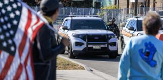 Las tácticas de ICE que atemorizan los suburbios de Chicago: helicópteros y botes de humo