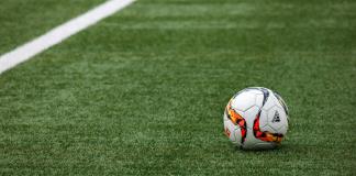 Un futbolista se rompe el cuello en China tras chocar contra valla publicitaria