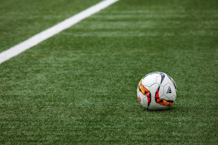 Un futbolista se rompe el cuello en China tras chocar contra valla publicitaria Un futbolista se rompe el cuello en China tras chocar contra valla publicitaria