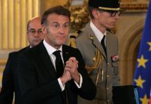 Macron reúne a los líderes políticos antes de nombrar a su primer ministro