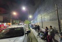Fans acampan desde la madrugada por el concierto de Caifanes en las Fiestas de Octubre