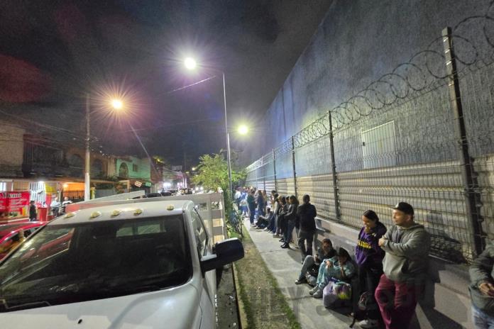 Fans acampan desde la madrugada por el concierto de Caifanes en las Fiestas de Octubre