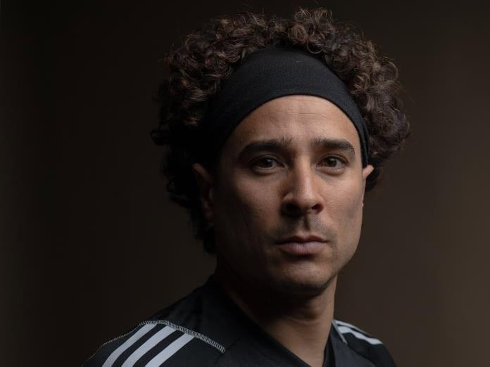Guillermo Ochoa va por su sexto Mundial en una carrera contra la corriente