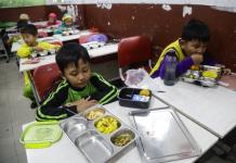 Miles de intoxicaciones sin causa oficial: la polémica comida escolar gratis de Indonesia