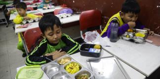 Miles de intoxicaciones sin causa oficial: la polémica comida escolar gratis de Indonesia
