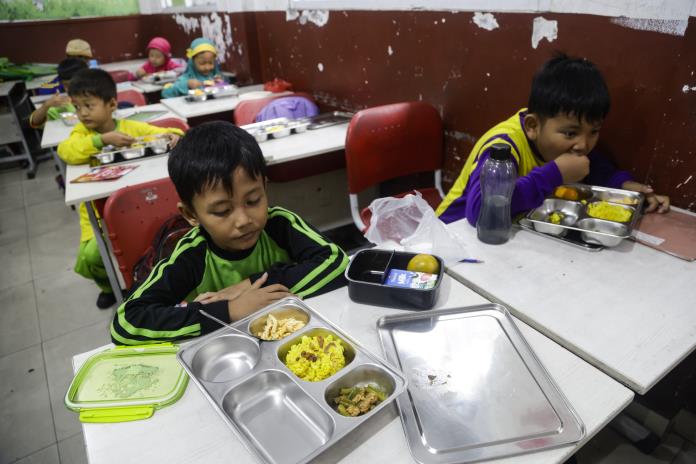 Miles de intoxicaciones sin causa oficial: la polémica comida escolar gratis de Indonesia
