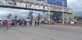 Vecinos de Santa María Tequepexpan cierran Periférico en demanda de estación de Peribús