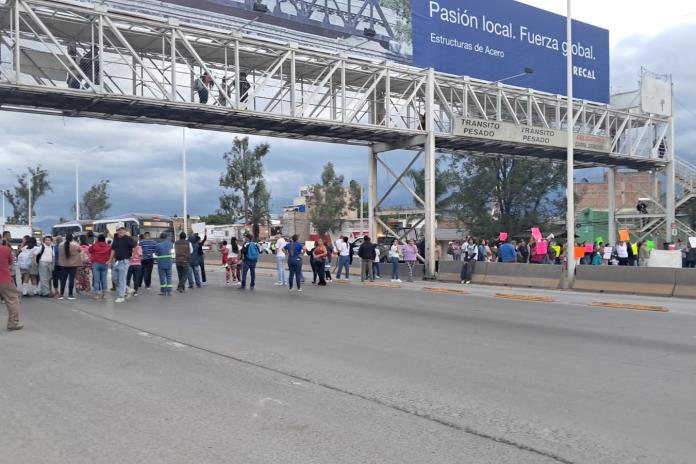 Vecinos de Santa María Tequepexpan cierran Periférico en demanda de estación de Peribús