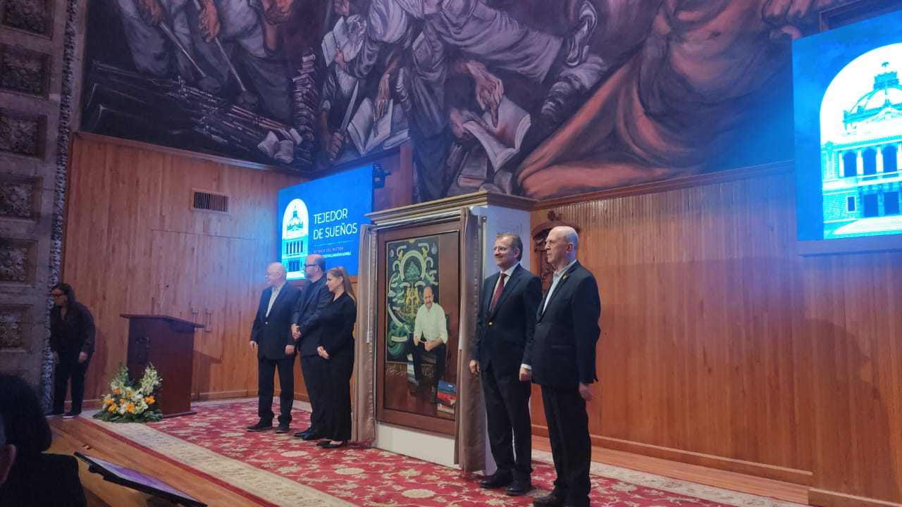 Un rector cercano y de gran liderazgo, así será recordado Ricardo Villanueva, quien develó su retrato