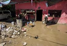 Decenas de pueblos siguen aislados en México por lluvias que causaron 64 muertos