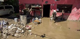 Decenas de pueblos siguen aislados en México por lluvias que causaron 64 muertos