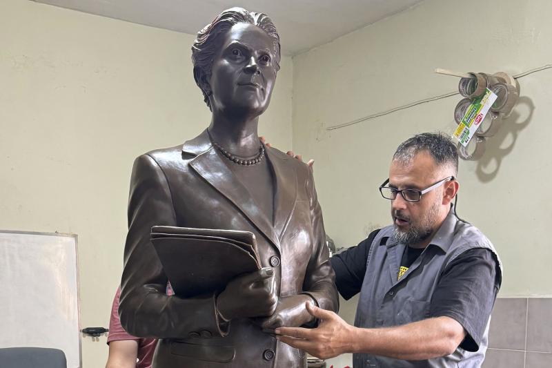 Irene Robledo, un emblema para el espíritu transformador de la UdeG, tiene su estatua en Rectoría