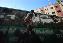 Como volver a nacer, los palestinos liberados de prisión por Israel con sus familias