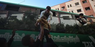 Como volver a nacer, los palestinos liberados de prisión por Israel con sus familias Como volver a nacer, los palestinos liberados de prisión por Israel con sus familias