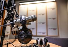 Los podcasts creados en masa con IA invaden una industria frágil