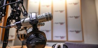 Los podcasts creados en masa con IA invaden una industria frágil