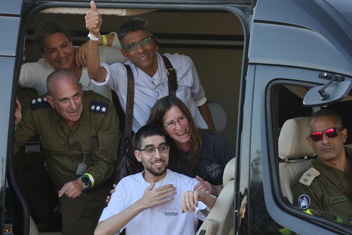 Jaulas, túneles y fosas: familiares de exrehenes en Gaza cuentan su dura detención Jaulas, túneles y fosas: familiares de exrehenes en Gaza cuentan su dura detención
