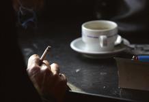 Dejar de fumar, aunque sea tarde, implica menos riesgo de demencia
