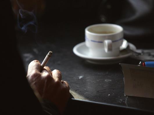 Dejar de fumar, aunque sea tarde, implica menos riesgo de demencia