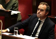 Primer ministro de Francia propone suspender reforma de las pensiones para superar crisis política