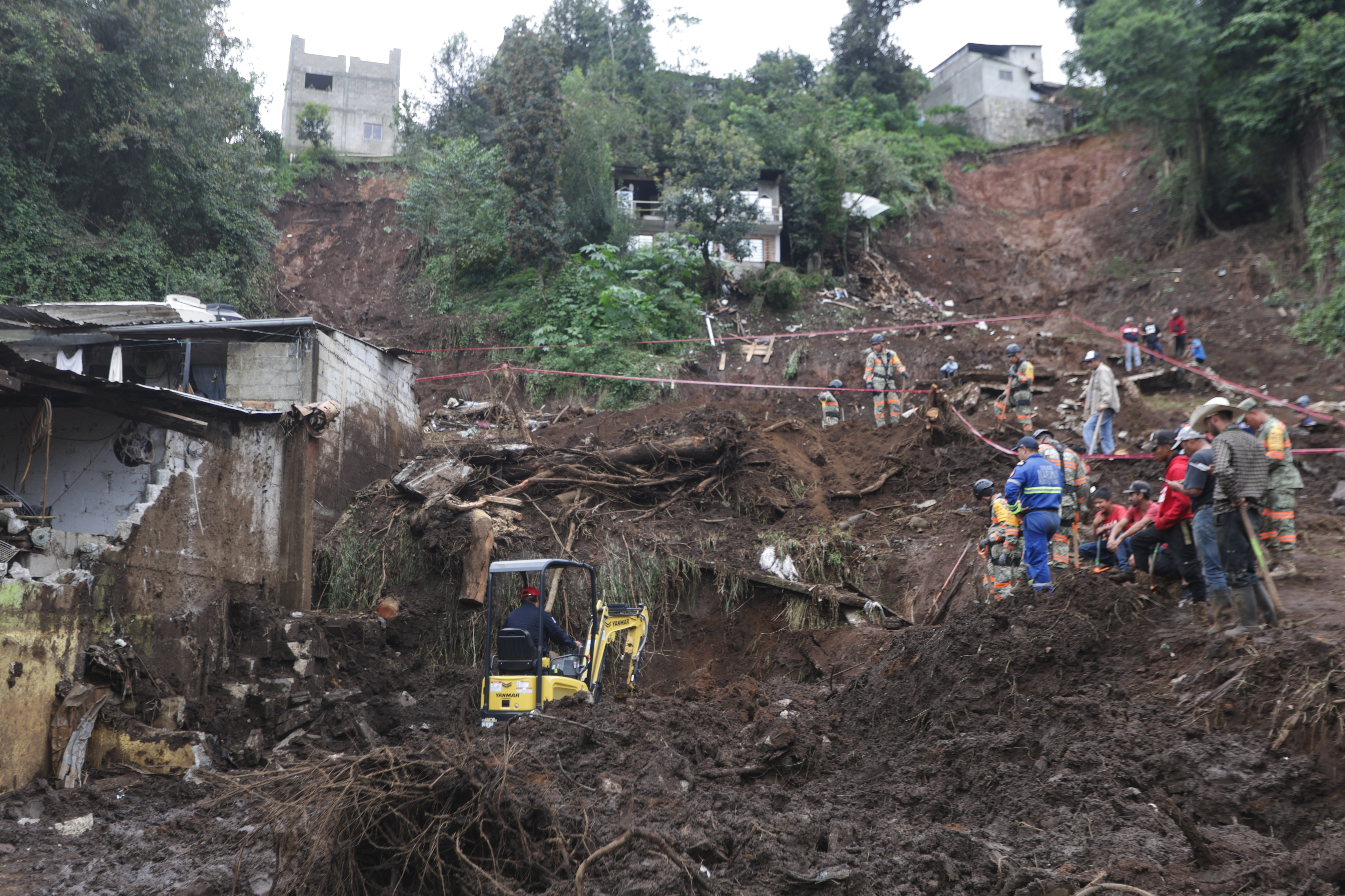 Entre el lodo y la esperanza, comunidad de Huauchinango busca a sus desaparecidos por intensas lluvias Entre el lodo y la esperanza, comunidad de Huauchinango busca a sus desaparecidos por intensas lluvias