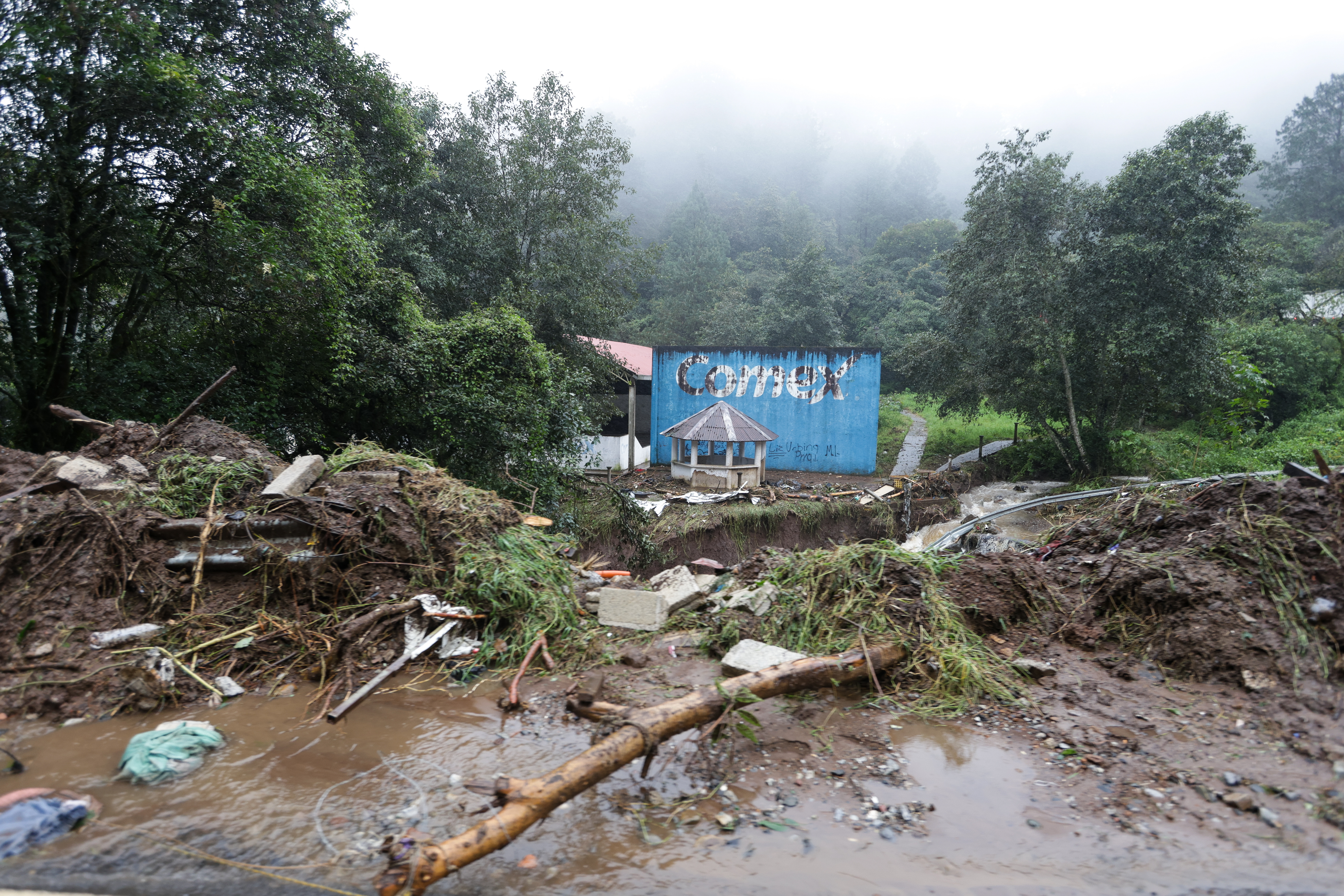 Entre el lodo y la esperanza, comunidad de Huauchinango busca a sus desaparecidos por intensas lluvias Entre el lodo y la esperanza, comunidad de Huauchinango busca a sus desaparecidos por intensas lluvias