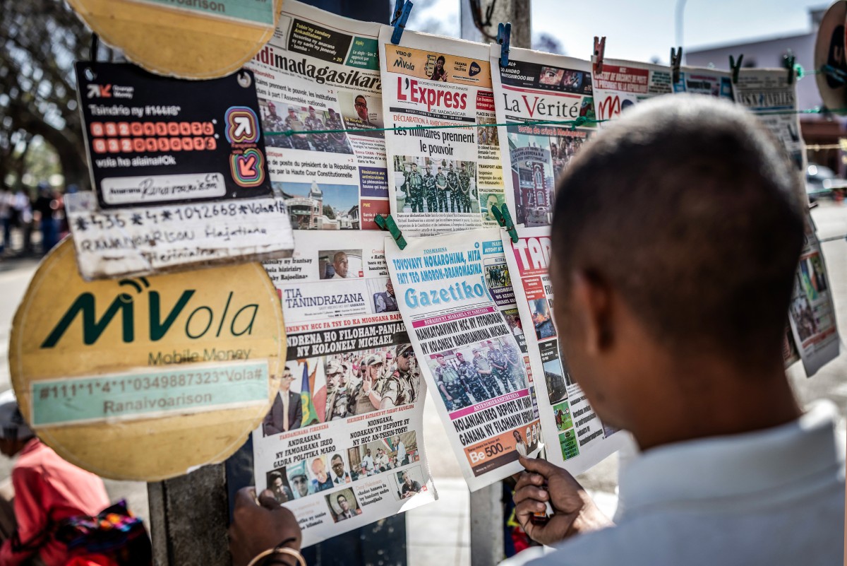 Madagascar entra en un régimen militar tras golpe de Estado Madagascar entra en un régimen militar tras golpe de Estado