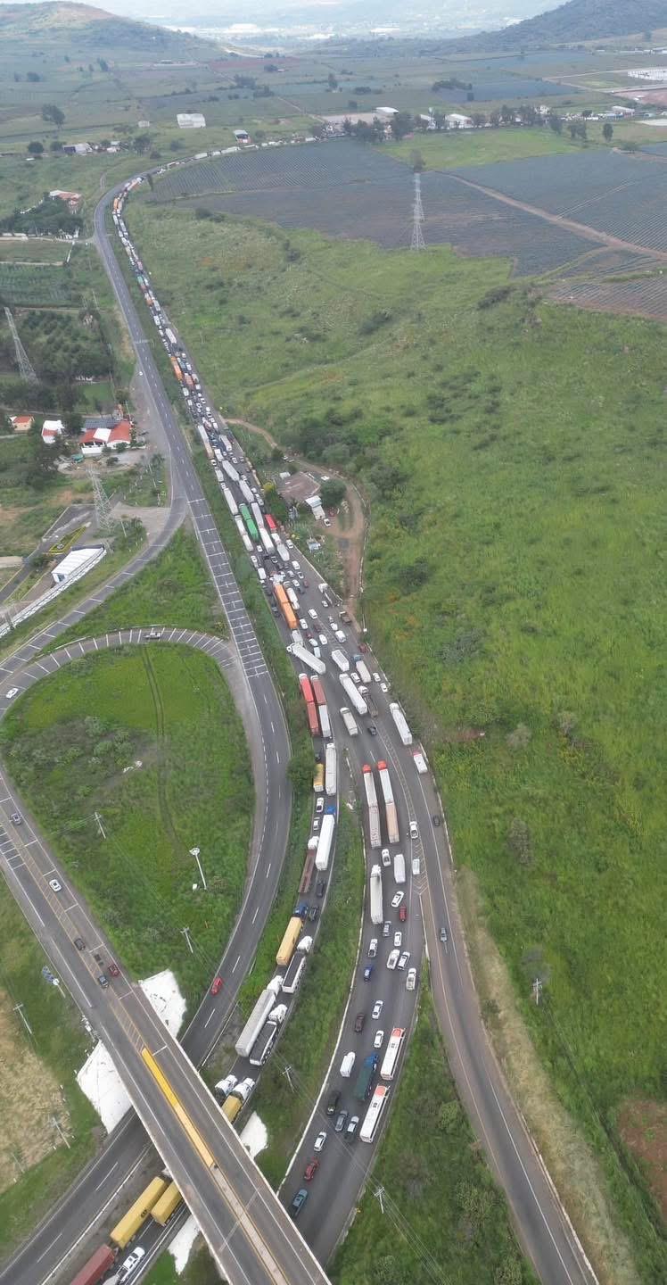 Bloqueos de agricultores paralizan la carretera a Morelia y afectan a miles de automovilistas