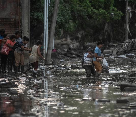 Con miedo a las infecciones, víctimas de lluvias en México claman por ayuda