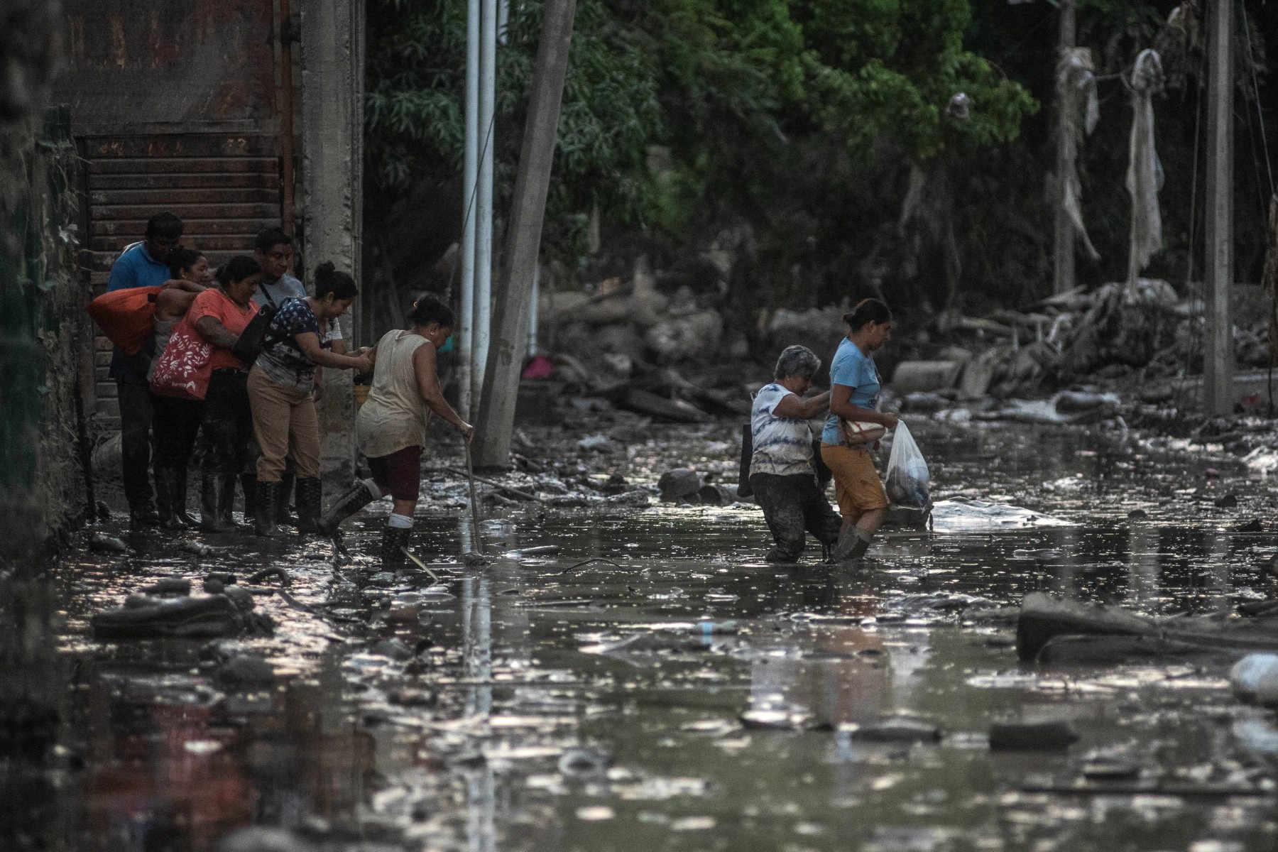 Con miedo a las infecciones, víctimas de lluvias en México claman por ayuda