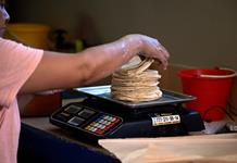 Alimento esencial, las tortillas escasean en pueblos afectados por letales lluvias en México