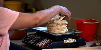 Alimento esencial, las tortillas escasean en pueblos afectados por letales lluvias en México
