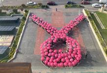 La UdeG forma un gran lazo humano en la lucha contra el cáncer de mama