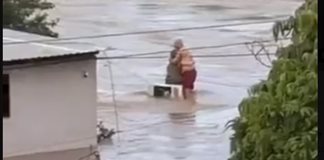 Los abuelitos que abrazados se salvaron en las inundaciones en México