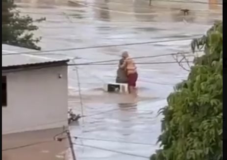 Los abuelitos que abrazados se salvaron en las inundaciones en México