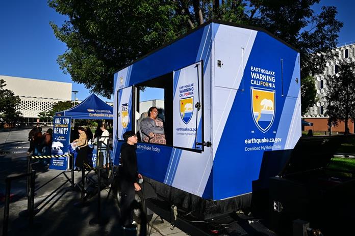 Simulador de terremotos ayuda a los californianos a prepararse para El Grande Simulador de terremotos ayuda a los californianos a prepararse para El Grande