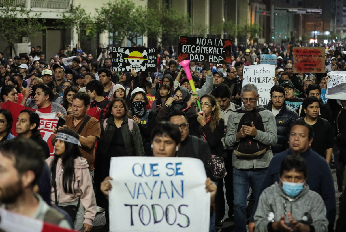 Nuevo presidente de Perú pide poderes para legislar contra el crimen tras masiva protesta Nuevo presidente de Perú pide poderes para legislar contra el crimen tras masiva protesta